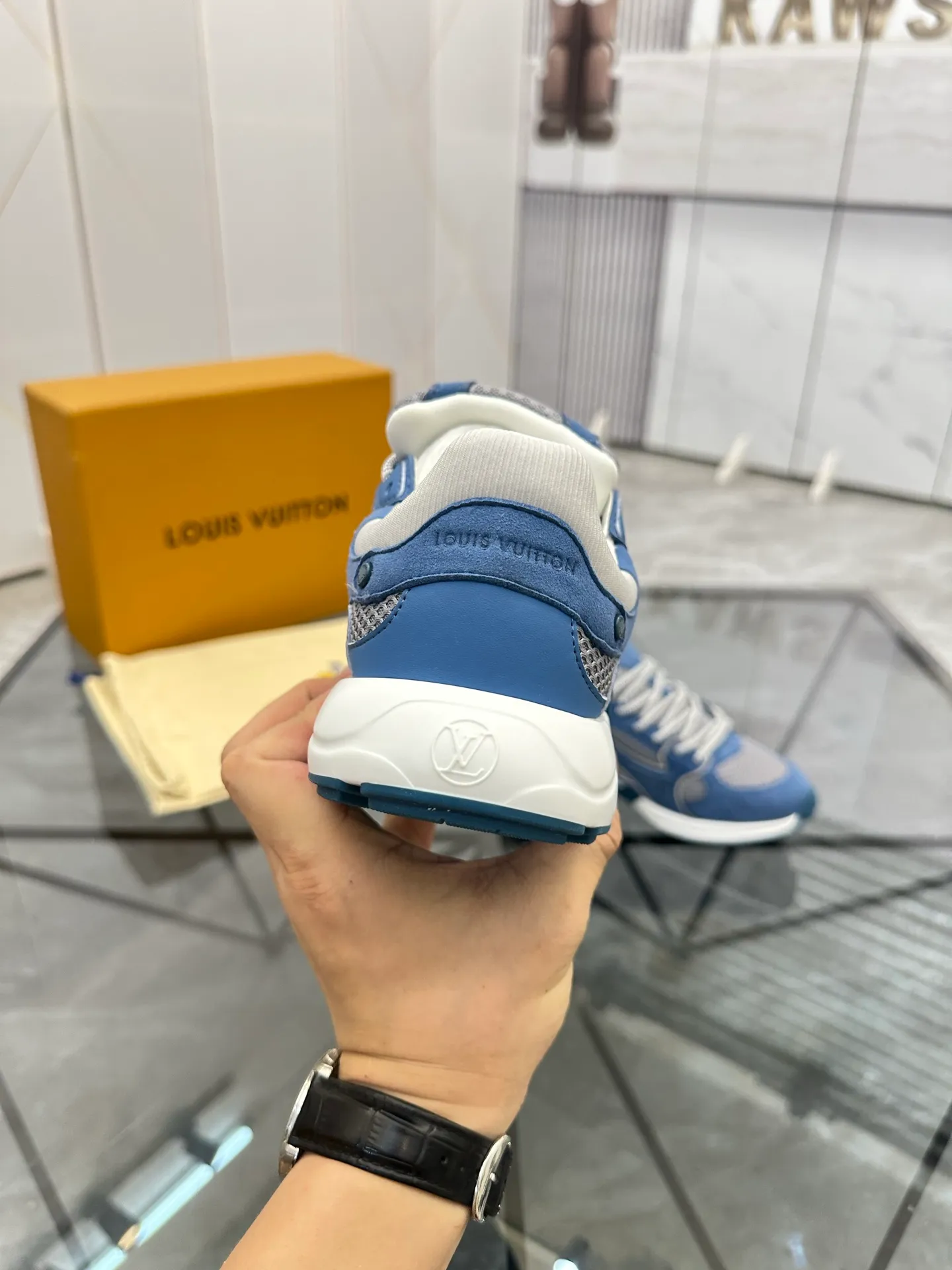 Men's shoes: 💰P660¥ Top quality Product trademark: LV* "Louis Vuitton*" low-top casual shoes Regular size: 35-44 (can be customized to 45.46) Couple style Product materials: Upper imported cowhide stitching original material, breathable lining, original outsole. Number: H218